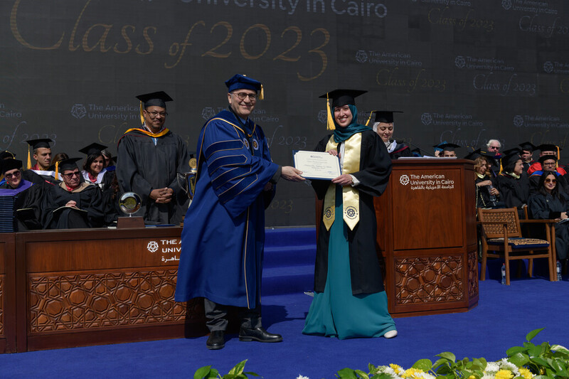 Fatema Al-zahraa Elsayed Lokma&nbsp;receives the Allehedan Award